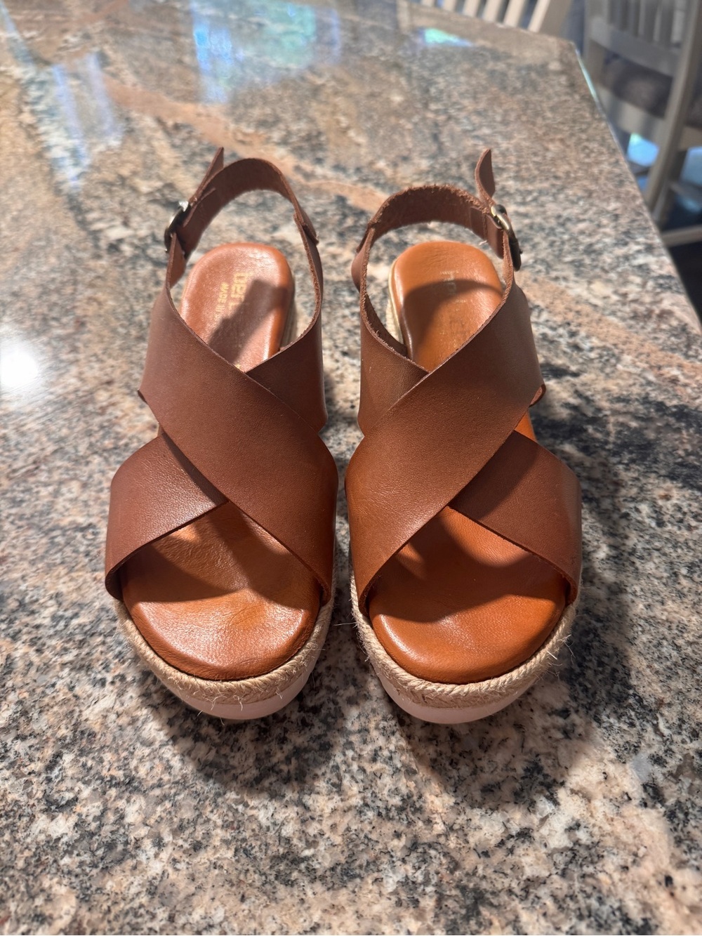 Bertuchi brown leather criss cross strap sandals. Size 8.5